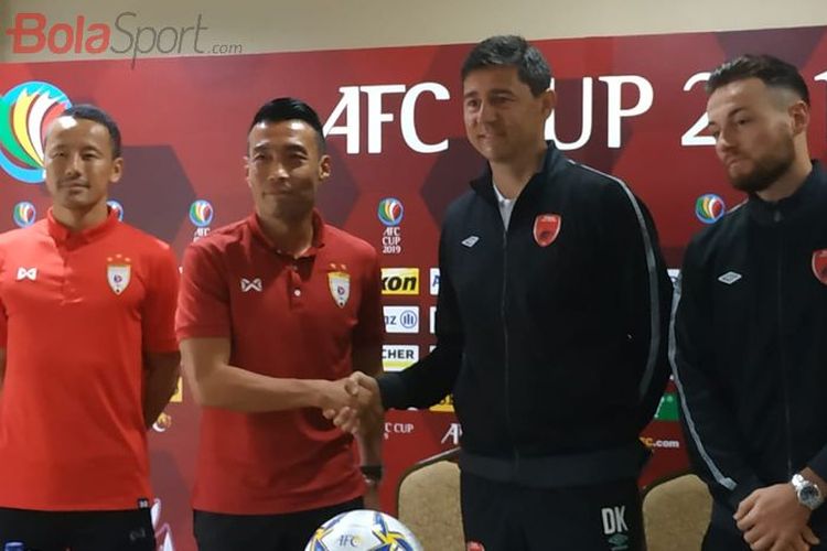 Pemain dan pelatih Lao Toyota Kazuo Honma, Jun Fukuda, pelatih dan pemain PSM Makassar Darije Kalezic serta Marc Klok.