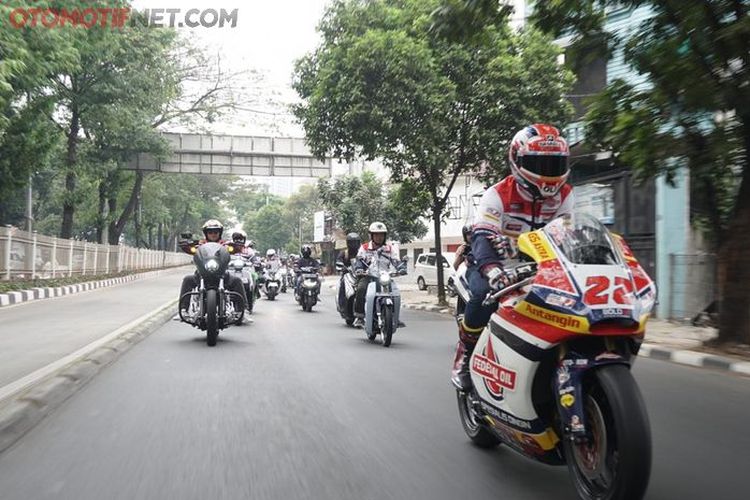 Pebalap Moto2 dari tim Federal Oil Gresini, Sam Lowes (paling depan) saat mengikuti kegiatan berkendara dengan sepeda motor berkeliling Jakarta pada Sabtu (20/7/2019) pagi.