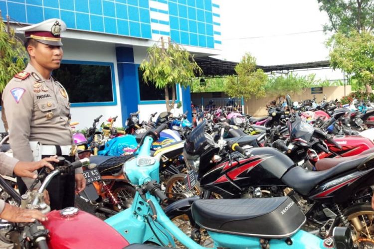 Kasat Lantas Polres Jombang, Ajun Komisaris Polisi Inggal Widya Perdana, Senin (31/12/2018), memeriksa sepeda motor modifikasi hasil penyitaan dari razia yang digelar petugas menjelang malam pergantian tahun.
