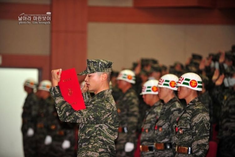 Minho SHINee yang tengah menjalankan tugas wajib militer.
