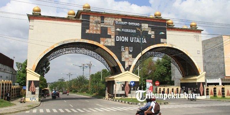 Gapura Stadion Utama Riau yang sudah rusak akibat tak terawat.