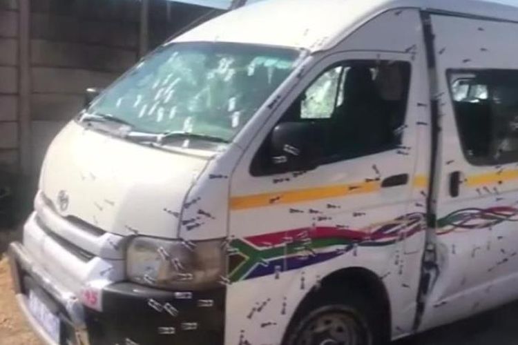 Minibus yang mengangkut rombongan pengemudi taksi di Colenso, Afrika Selatan, diberondong oleh penembak sehingga menewaskan 11 orang. (ENCA via CNN)