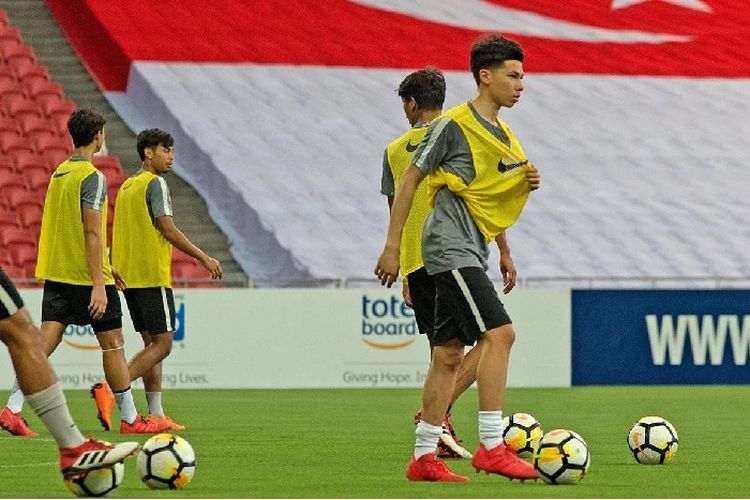 Ben Davis sedang berlatih di Stadion Nasional Singapura.