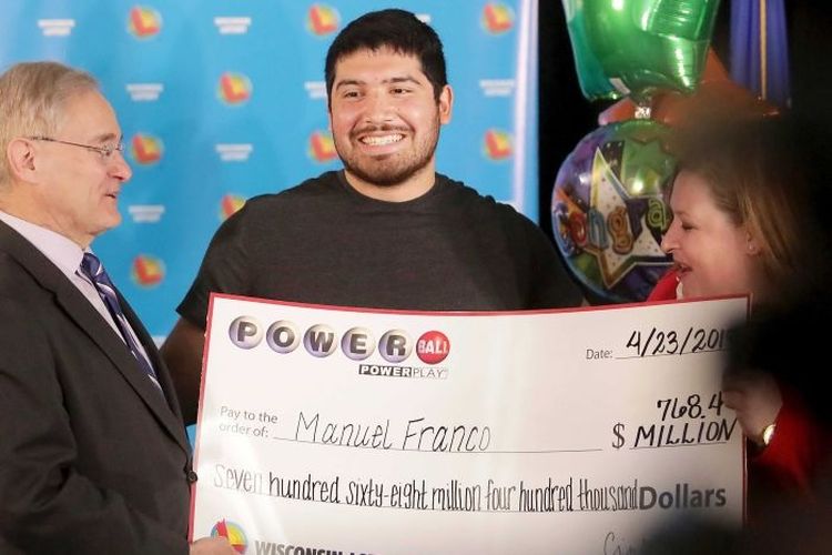 Manuel Franco saat memenangkan hadiah lotrenya.