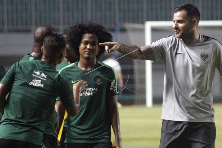 Pesepak bola Bagus Kahfie (kedua kanan) diberikan pengarahan oleh pelatih timnas senior Simon McMenemy (kanan) dalam sesi latihan timnas senior di Stadion Pakansari, Cibinong, Bogor, Jawa Barat, Kamis (22/8/2019). Striker timnas U-18 Bagus Kahfie diikut sertakan pada pemusatan latihan perdana timnas senior.