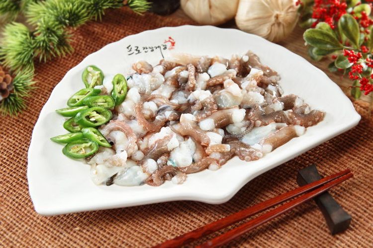 Sannakji adalah nama makanan khas Korea yang berasal dari gurita hidup