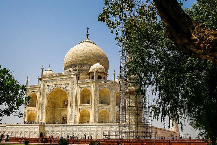 Taj Mahal berubah warna karena polusi di India.