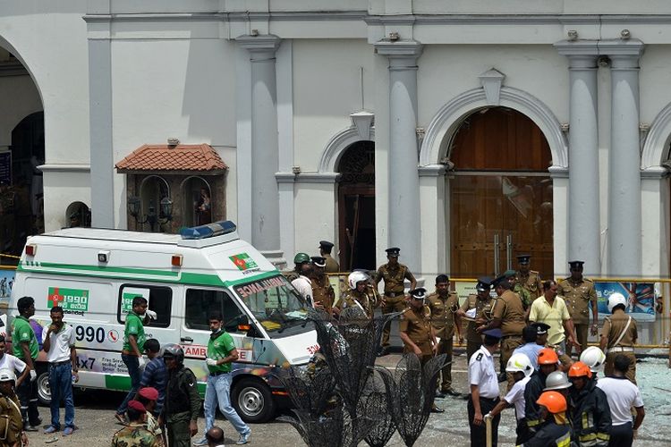 Sebuah ambulan terlihat berada di luar gereja St Anthony, Kochchikade, Kolombo usai ledakan yang menimpa saat misa Paskah digelar, Minggu (21/4/2019). 