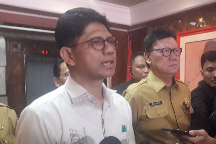 Wakil Ketua KPK Laode M Syarif bersama Menteri Dalam Negeri Tjahjo Kumolo di Kantor Kemendagri, Selasa (27/8/2019). 