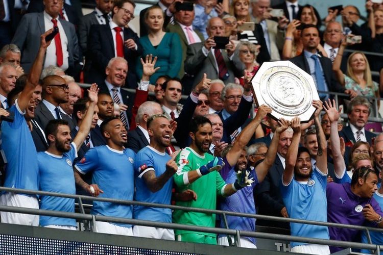 Sergio Aguero dan David Silva mengangkat trofi Community Shield seusai Manchester City memenangi laga Liverpool vs Man City di Stadion Wembley via adu penalti, 4 Agustus 2019. 