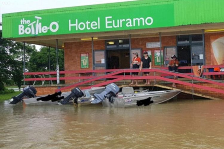 Warga kota Euramo bahkan rela menggunakan perahu untuk datang ke bar kesayangan mereka ini.