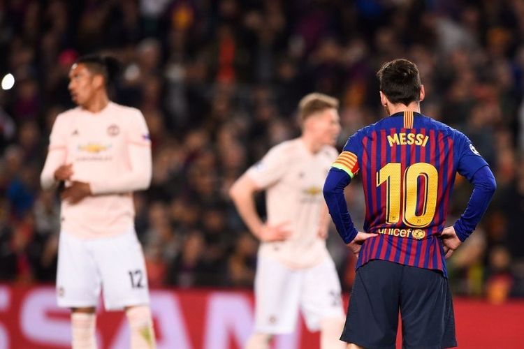 Lionel Messi bersiap melakukan tendangan bebas pada pertandingan Barcelona vs Manchester United dalam perempat final Liga Champions di Stadion Camp Nou, 16 April 2019. 