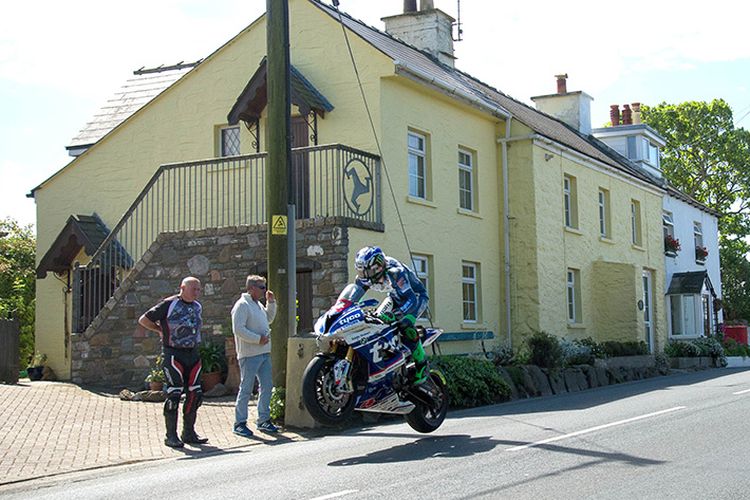 Ajang balap motor tahunan Isle of Man TT (Tourist Trophy)