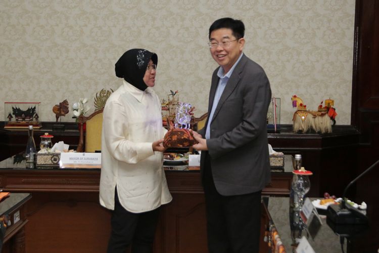 Risma memberikan kenang-kenangan kepada tim juri Lee Kuan Yew Award