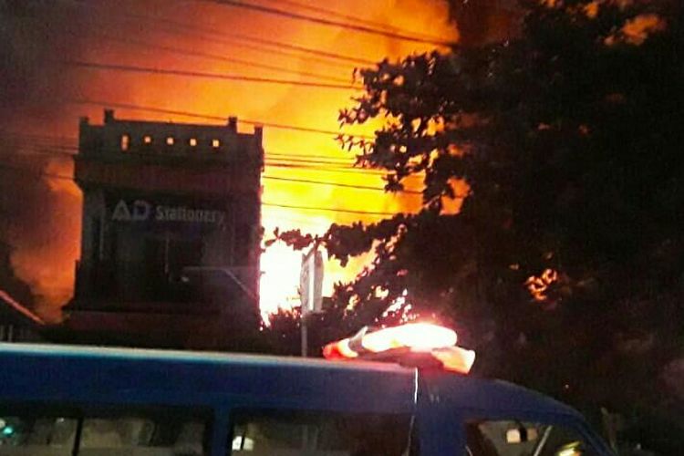 Api membesar dilokasi kebakaran yang menghanguskan 15 rumah di Jalan Sutoyo S, Banjarmasin, Kalsel (3/9/2019).