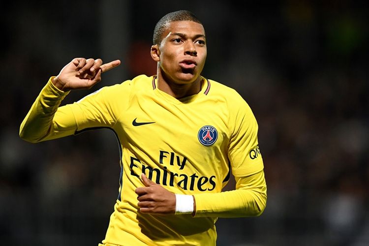 Penyerang Paris Saint-Germain, Kylian MBappe, melakukan selebrasi setelah mencetak gol ke gawang Angers (SCO) dalam pertandingan Liga 1 di Raymond-Kopa Stadium, Angers, 4 November 2017.