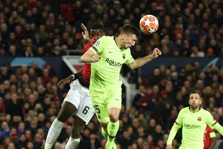 Clement Lenglet mendahului Paul Pogba untuk menyundul bola pada pertandingan Manchester United vs Barcelona dalam perempat final Liga Champions di Stadion Old Trafford, 10 April 2019. 