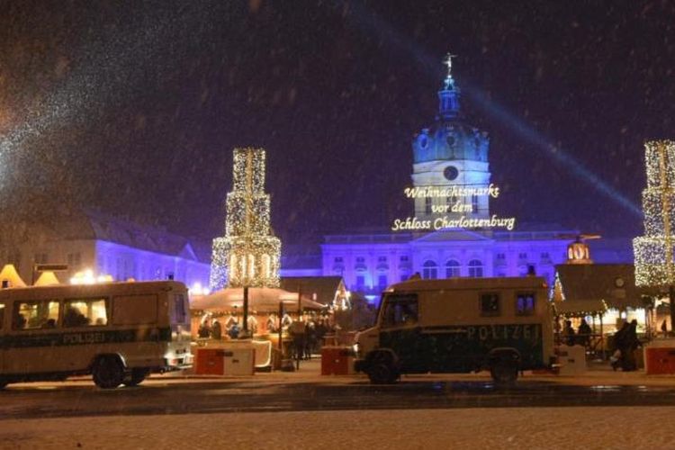 Polisi Jerman mengerahkan pasukannya ke pasar Natal di Charlottenburg, Berlin setelah menemukan ratusan peluru di sekitar tempat itu.