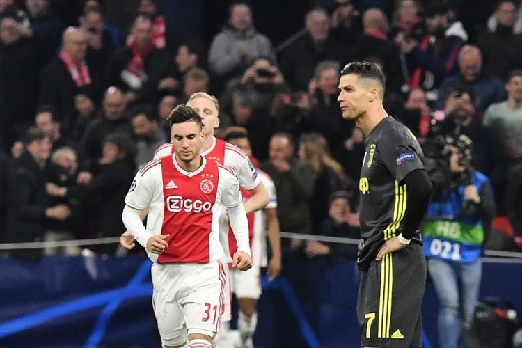 Cristiano Ronaldo tampak kecewa seusai tuan rumah membuat skor sama kuat pada pertandingan Ajax Amsterdam vs Juventus dalam perempat final Liga Champions di Johan Cruijff Arena, 10 April 2019. 