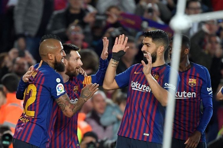 Lionel Messi merayakan gol bersama rekan-rekan setim pada laga Barcelona vs Levante di Stadion Camp Nou yang memastikan timnya menjadi juara Liga Spanyol, 27 April 2019. 