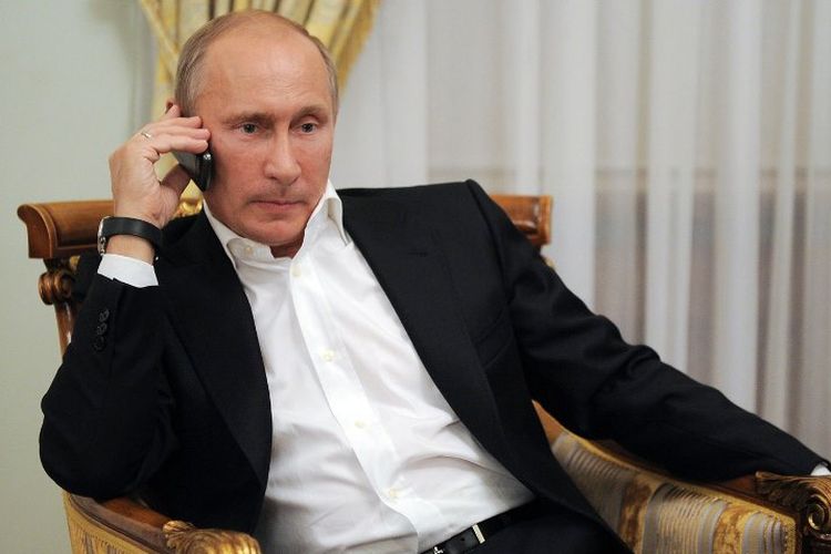 Presiden Rusia Vladimir Putin tengah menelpon saat berada di kediamannya di Novo-Ogarevo, Moskwa.