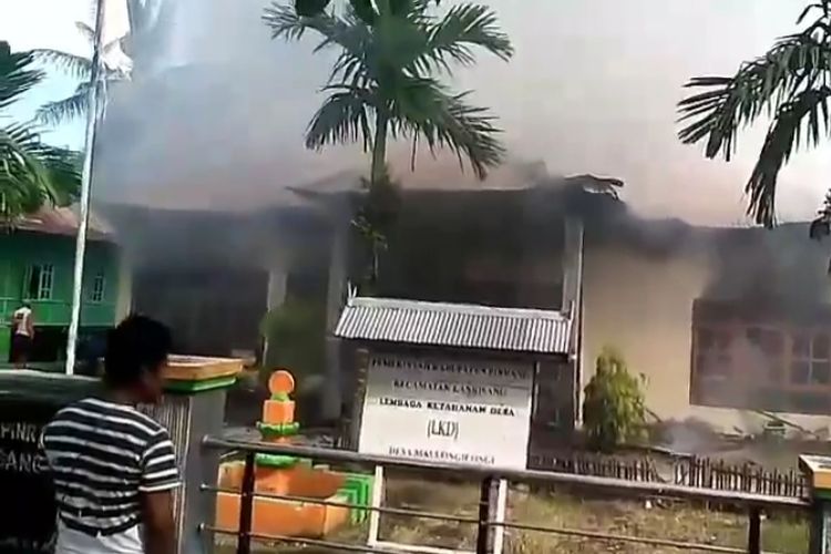 Suasana Kantor Desa di Pinrang, saar dibakar oleh warga yang kesal
