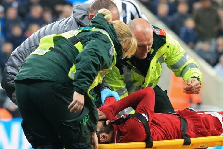 Mohamed Salah mengalami cedera pada pertandingan Newcastle United vs Liverpool dalam lanjutan Liga Inggris di Stadion St. James Park, 4 Mei 2019. 