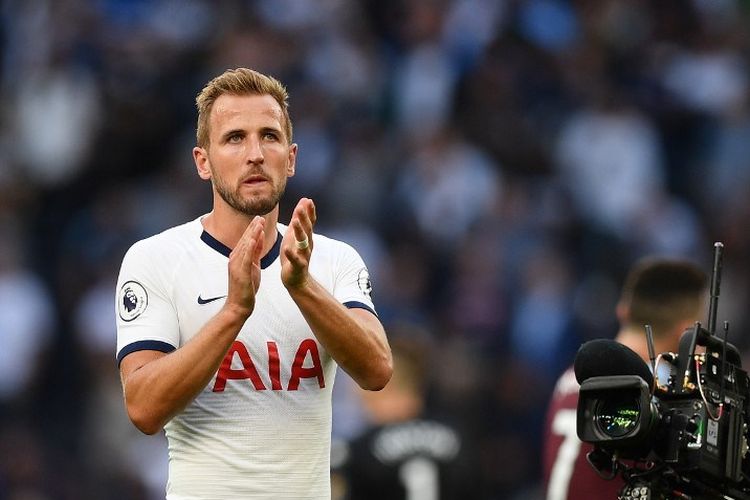 Harry Kane membalas aplaus penonton seusai laga Tottenham vs Aston Villa di Stadion Tottenham Hotspur, 10 Agustus 2019. 