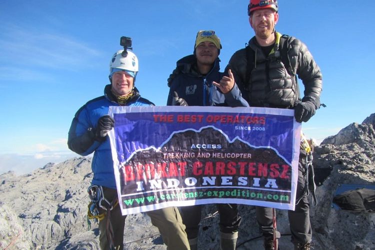Tim penerbang paralayang dari Afrika Selatan, Pierre Carter dan Nico Hickley di puncakGunung Carstensz di ketinggian 4.884 meter di atas permukaan laut, Papua, Selasa (11/12). Pencapaian Pierre dan Nico memecahkan rekor sebagai penerbang pertama menggunakan paralayang dari Gunung Carstensz.