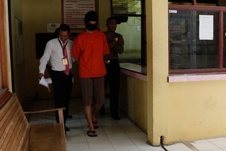 WS (22) mahasiswa di Banda Aceh ditangkap Polisi karena dilaporkan telah menyebarkan video call asusila mantan pacarnya WI yang juga berstatus mahasiswi melalui akun media sosial pribadinya. Senin (01/04/2019)