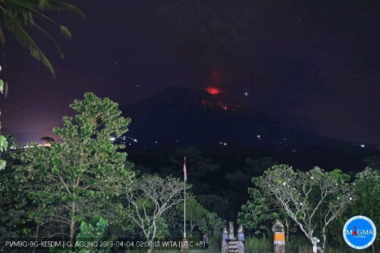 Cahaya lontaran lava pijar dari puncak gunung Agung terlihat dari pos pantau Desa Rendang saat terjadinya letusan, Kamis (4/4/2019). 