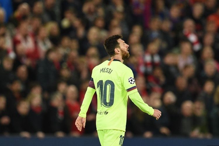Lionel Messi meninggalkan lapangan seusai laga Liverpool vs Barcelona dalam semifinal Liga Champions di Stadion Anfield, 7 Mei 2019. 