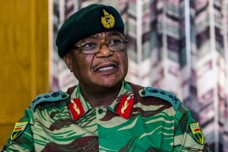 Komandan Tentara Zimbabwe Jenderal Constantino Chiwenga berbicara dalam konferensi pers di markas besar militer.