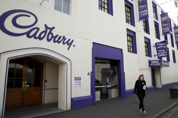 Perusahaan Mondelez Internasional pada Februari lalu mengumumkan akan menutup pabrik coklat Cadbury di Selandia Baru pada tahun depan. (The Guardian)