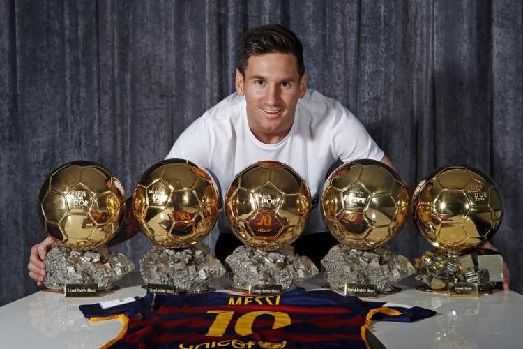 Linonel Messi berpose bersama lima trofi FIFA Ballon dOr. Gambar diambil pada 12 Januari 2016, sehari setelah mendapatkan trofi kelima untuk gelar Pemain Terbaik Dunia tersebut. Trofi pengakuan untuk penampilannya pada 2015 tersebut bukan yang terakhir didapat Messi sepanjang kariernya hingga mencetak 700 gol pada 30 Juni 2020.