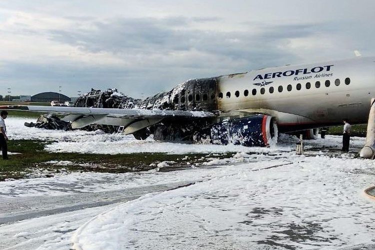 Pesawat Sukhoi Superjet 100 milik maskapai Aeroflot yang rusak setelah pendaratan darurat di bandara Sheremetyevo, Moskow, 5 Mei 2019.(City News Moskva/Handout via REUTERS)