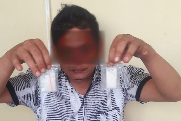 Seorang PNS asal Kabupaten Luwu Utara, diamankan Satres Narkoba Polres Luwu Timur karena melakukan tindak pidana pengguna dan pengedar narkoba jenis Sabu, pelaku terpaksa ditembak polisi saat hendak kabur, Senin (06/05/2019).
