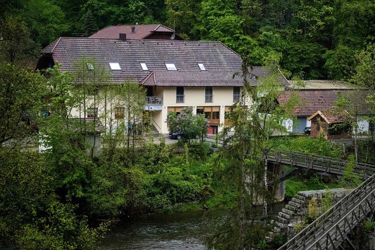 Hotel di Passau, Bavaria, Jerman, lokasi temuan tiga mayat yang tertancap panah. (AFP/Lino Mirgeler)