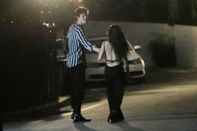 Shawn Mendes dan Camila Cabello terlihat bersama di kawasan Hollywood Barat, AS, Rabu (3/7/2019) malam.