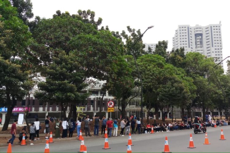 Antrean panjang di loket tiket terpantau terjadi jelang babak semifinal Indonesia Open 2019 di Istora Senayan, Jakarta, Sabtu (20/7/2019).