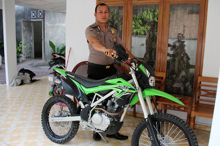 Bripka Deni Saputra, Kanit Binmas Polsek Makmur, Polres Bireun menjual sepeda motor kesayangannya jenis Trail KLX  tipe BF SE seharga Rp 30 juta untuk biaya pembangunan rumah Usman (65) Warga miskin Gampong Pulo Teungoh, Minggu (22/10/17). 