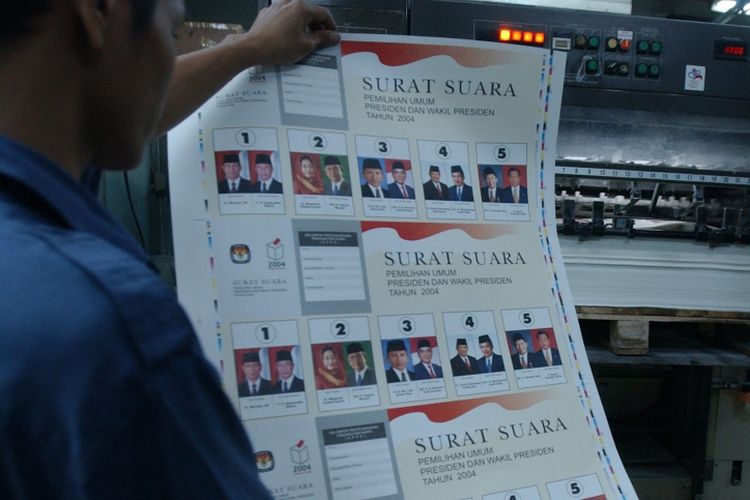 Seorang karyawan ercetakan tengah melihat cetakan surat suara pemilu presiden dan wakil presiden 2004, Minggu (30/5/2004).