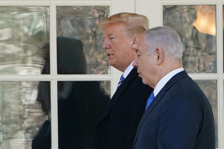 Presiden AS Donald Trump dan Perdana Menteri Israel Benjamin Netanyahu berjalan menuju ke Oval Office untuk menghadiri pertemuan di Gedung Putih, Washington DC, Senin 95/3/2018). (AFP/Mandel Ngan)