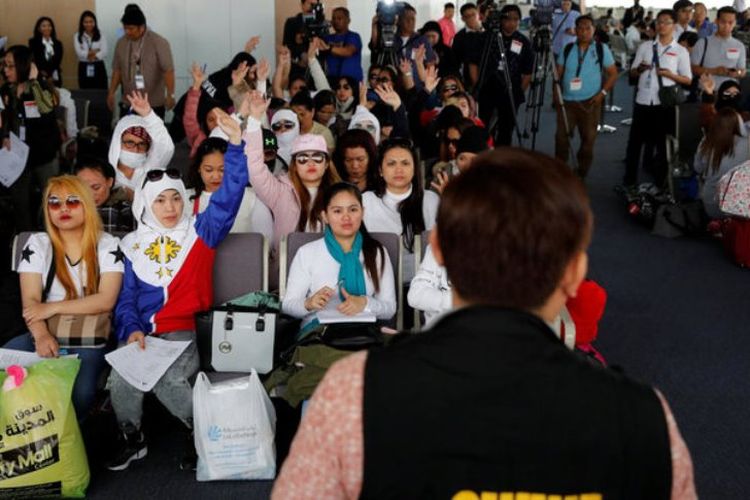 Tenaga kerja Filipina yang dipulangkan dari Kuwait mengikuti dialog dengan Departemen Tenaga Kerja setibanya di bandara internasional Ninoy Aquino di Manila.