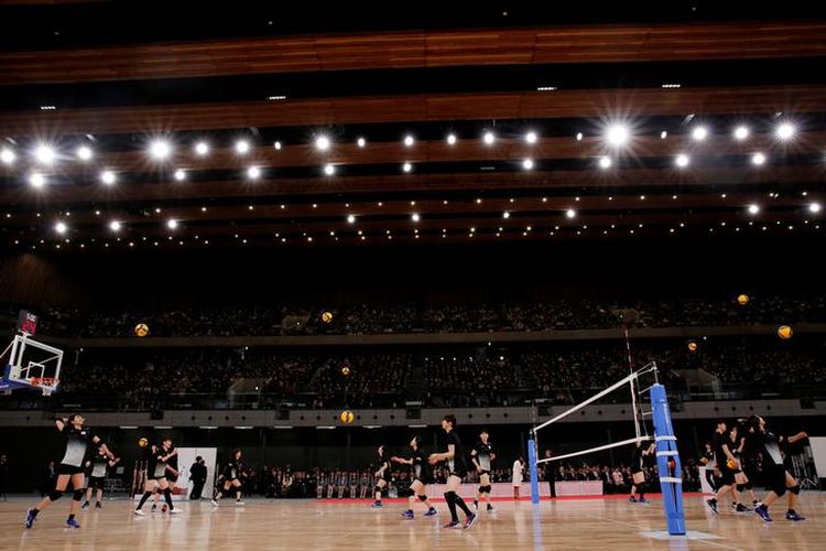 Anggota timnas putri voli Jepang berlatih pada pembukaan Ariake Arena.