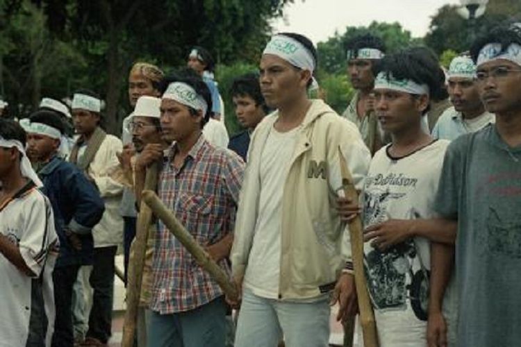 Sejumlah warga yang mengaku sebagai kelompok massa Pengamanan Swakarsa, membawa tongkat bambu, tongkat kayu, bambu runcing, golok, atau celurit, menyatakan ikut mengamankan SI (Sidang Istimewa) MPR, berada di sekitar kompleks Gedung MPR/DPR, Selasa (10/11/1998). Mereka juga melakukan konvoi keliling kota sehingga bentrok dengan warga yang mendukung mahasiswa di sekitar Semanggi dan Tugu Proklamasi. Kepala Kepolisian Daerah Metro Jaya Mayjen (Pol) Drs Noegroho Djajoesman menegaskan, polisi akan menyita senjata yang digunakan. Massa Pamswakarsa itu juga tidak berada di bawah komando Polda Metro Jaya. 