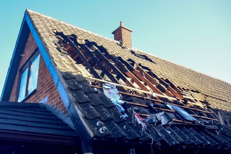 Kondisi atap rumah pasangan Bagshaw yang berlubang setelah terkena kembang api tersasar.