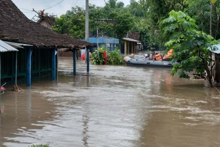 air banjir, kata Jumianto. (k119-16)  Tim Gabungan SAR mengevakuasi warga yang masih terjebak di dalam rumah akibat diterjang banjir di Desa Purworejo, Kecamatan Pilangkenceng, Kabupaten Madiun, Rabu ( 6 / 3 / 2019).