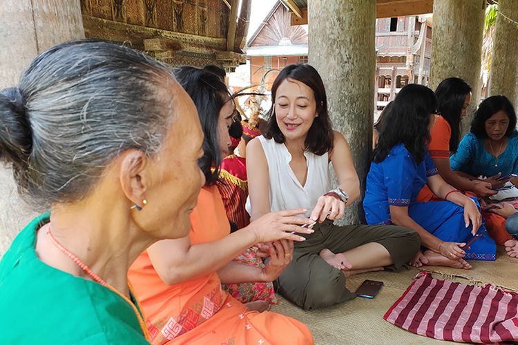 Fotografer Nurulita tengah melakukan pelatihan fotografi kepada para penenun di Desa Sadan, Toraja.