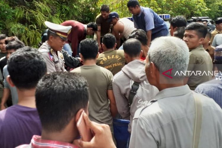 Aparat kepolisian yang di bantu warga saat mengevakuasi korban lakalantas di Parbangunan, Selasa (11/6/2019). 